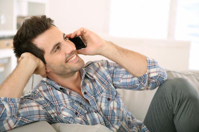 Un uomo si sentirà eccitato e trascorrerà molto tempo al telefono con una donna